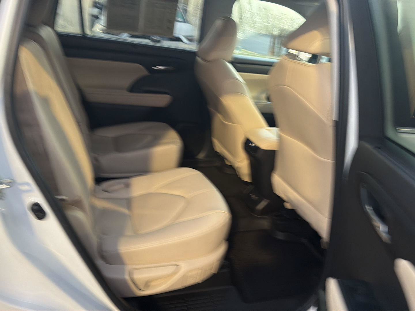 Used 2023 Toyota Highlander XLE FWD image 12