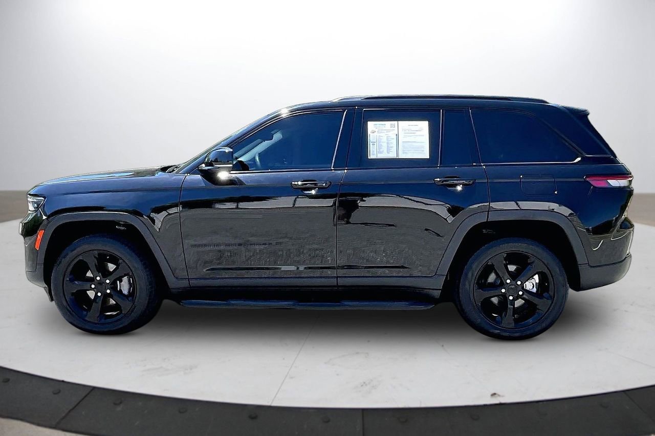 Used 2023 Jeep Grand Cherokee Limited w/ Black Appearance Package AWD/4WD image 6