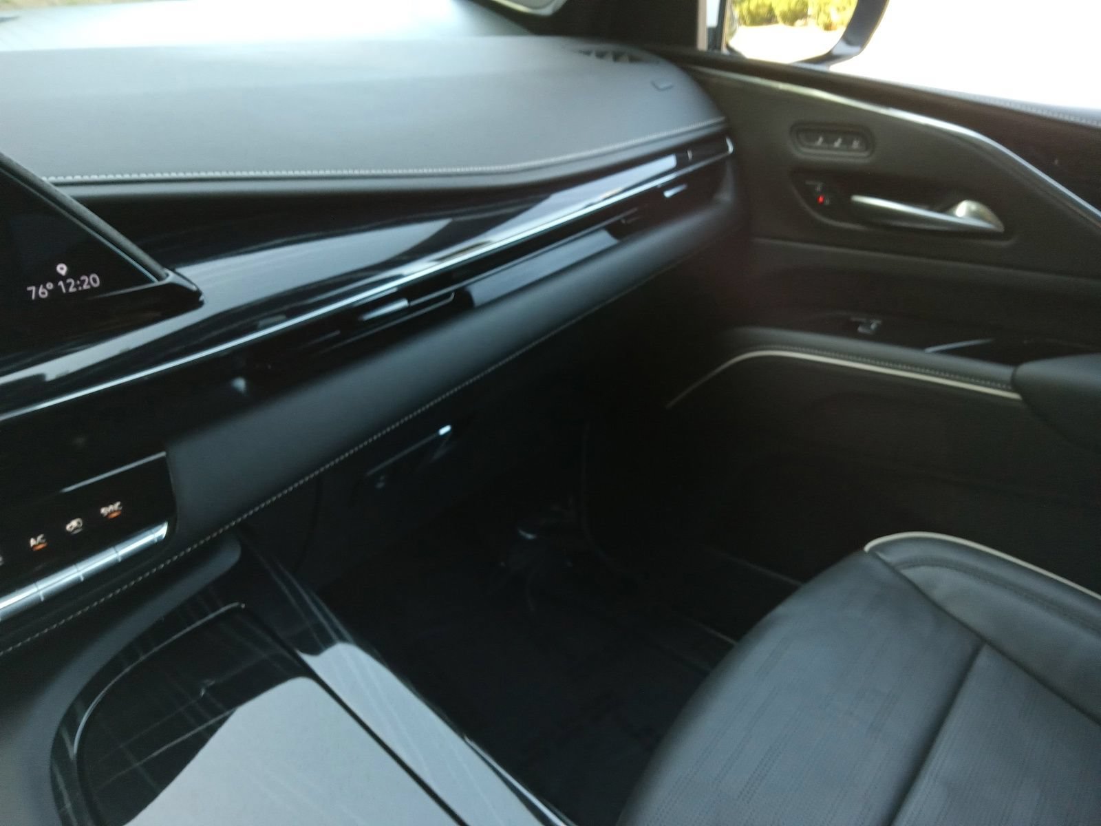 Used 2024 Cadillac Escalade Sport w/ LPO, ONYX Package AWD/4WD image 18