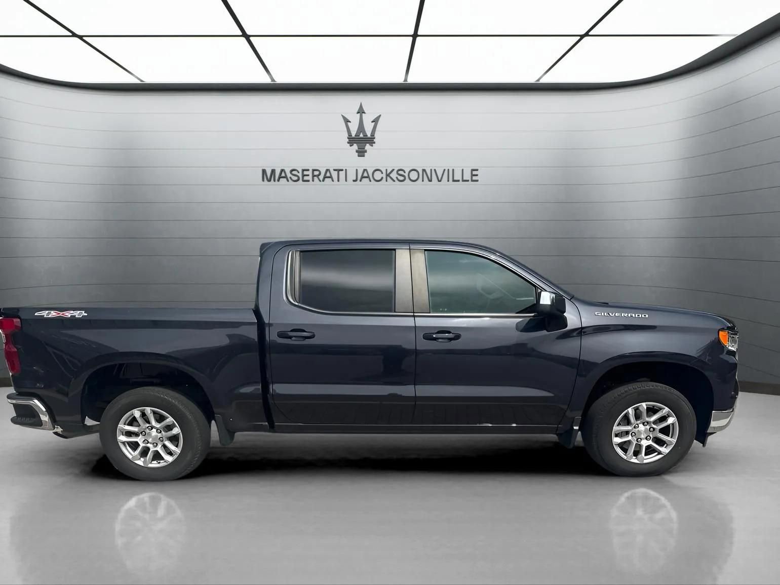 Used 2022 Chevrolet Silverado 1500 LT AWD/4WD image 5