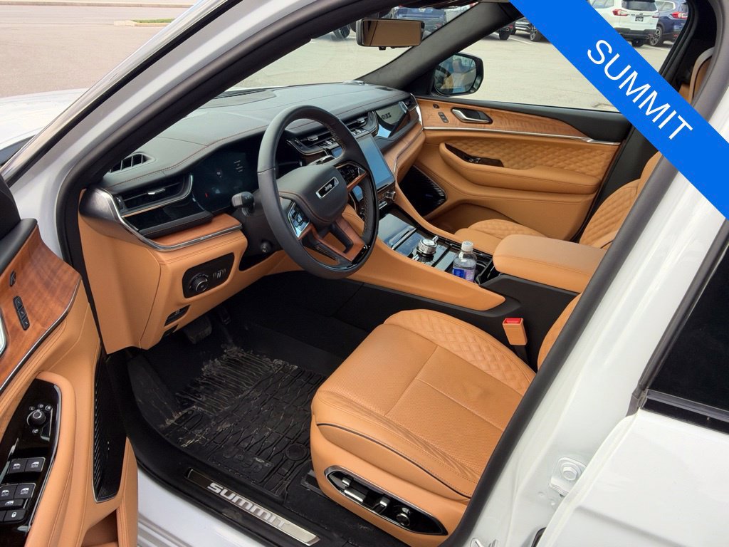 Used 2025 Jeep Grand Cherokee Summit AWD/4WD image 7