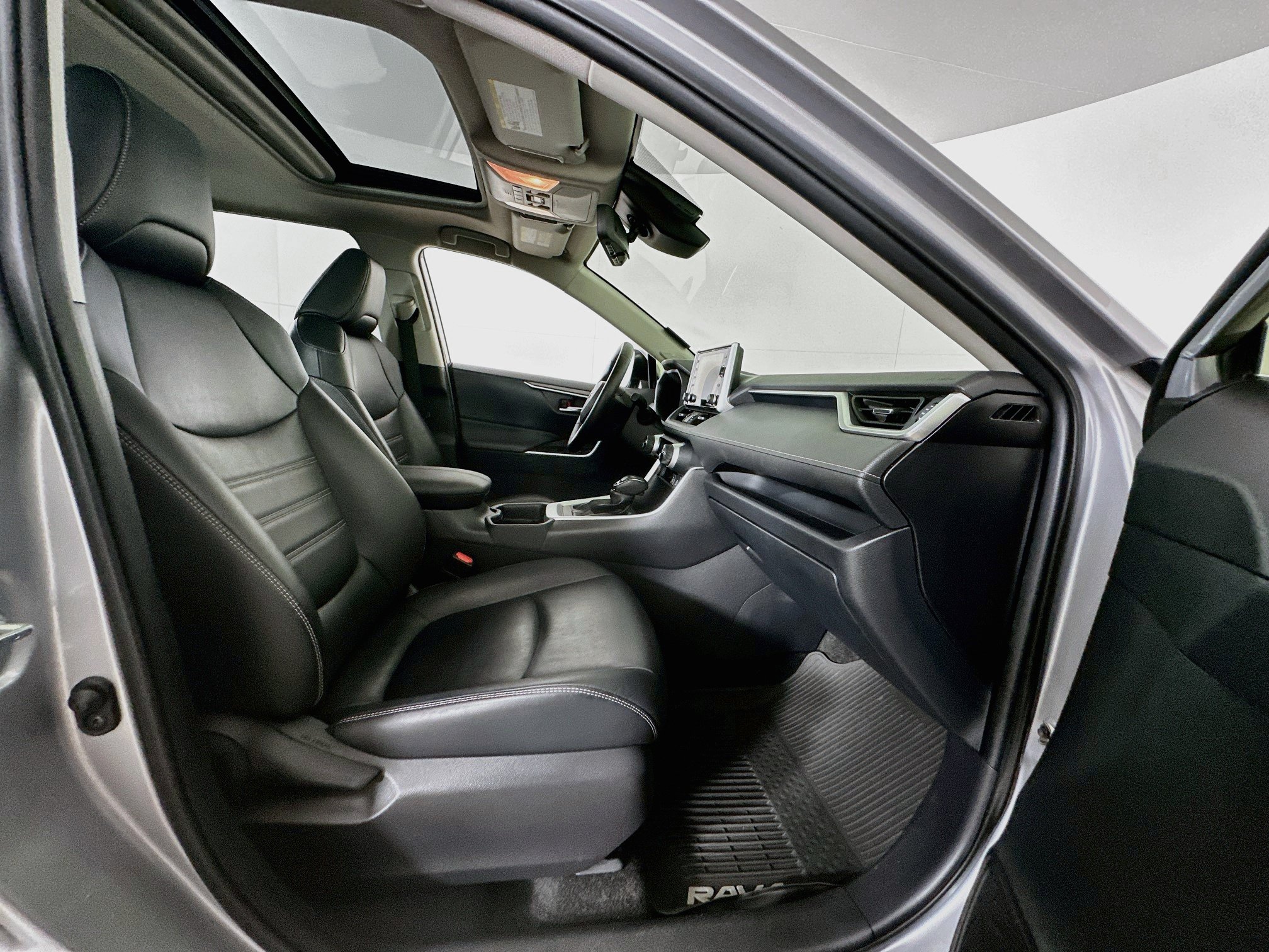 Used 2020 Toyota RAV4 XLE Premium AWD/4WD image 31