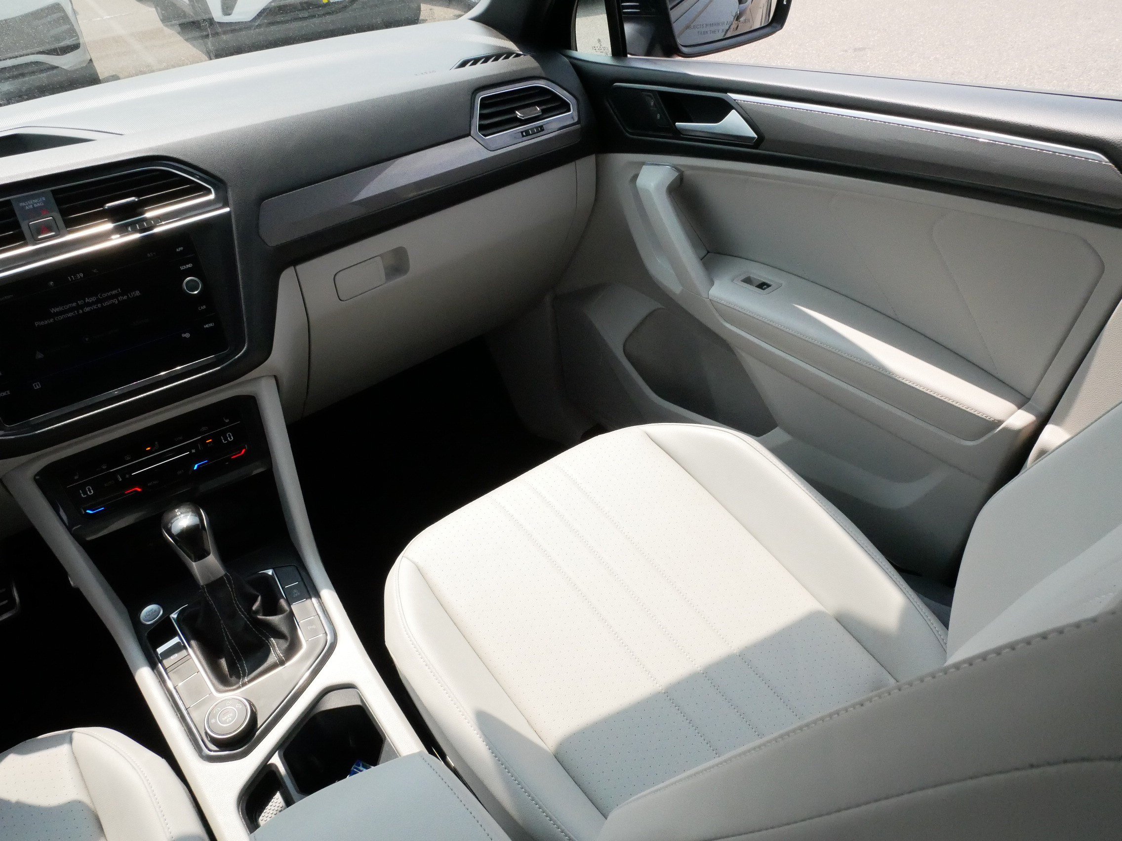Certified 2023 Volkswagen Tiguan SE R-Line AWD/4WD image 11