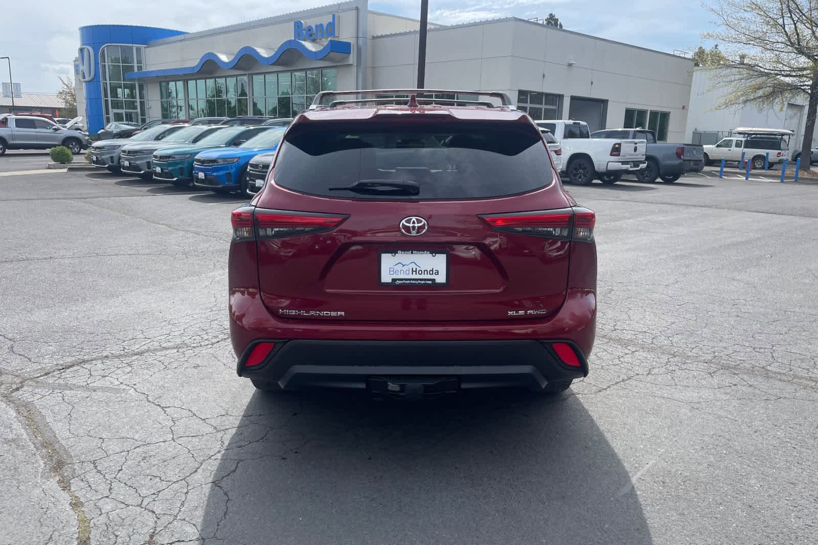 Used 2021 Toyota Highlander XLE AWD/4WD image 4