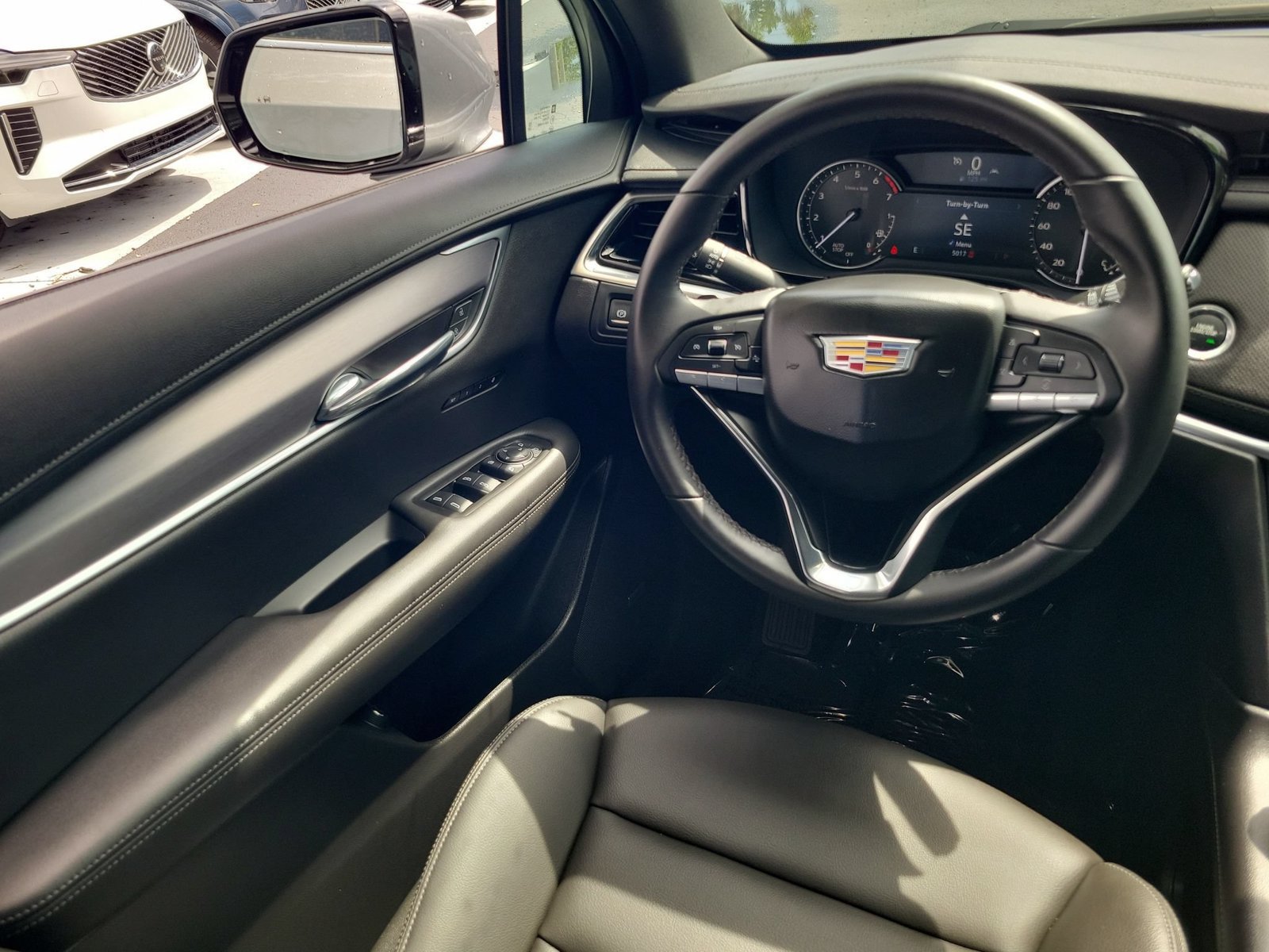 Used 2025 Cadillac XT6 Luxury FWD image 16