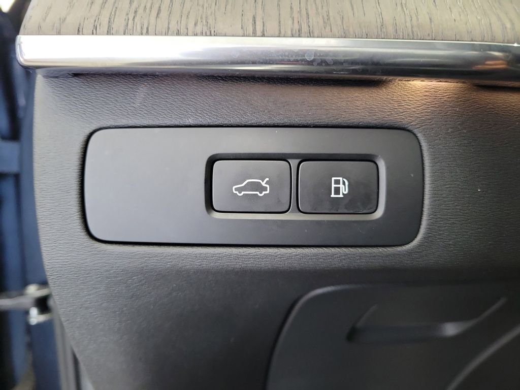 Used 2023 Volvo XC90 T8 Ultimate w/ Lounge Package image 32