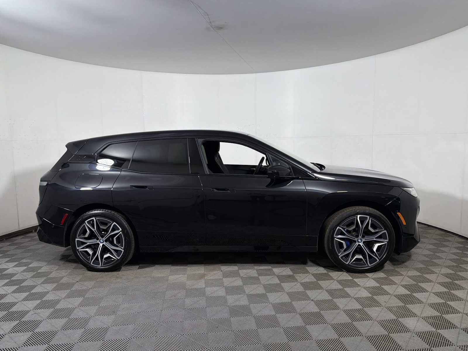 Used 2024 BMW iX xDrive50 w/ Premium Package AWD/4WD image 7