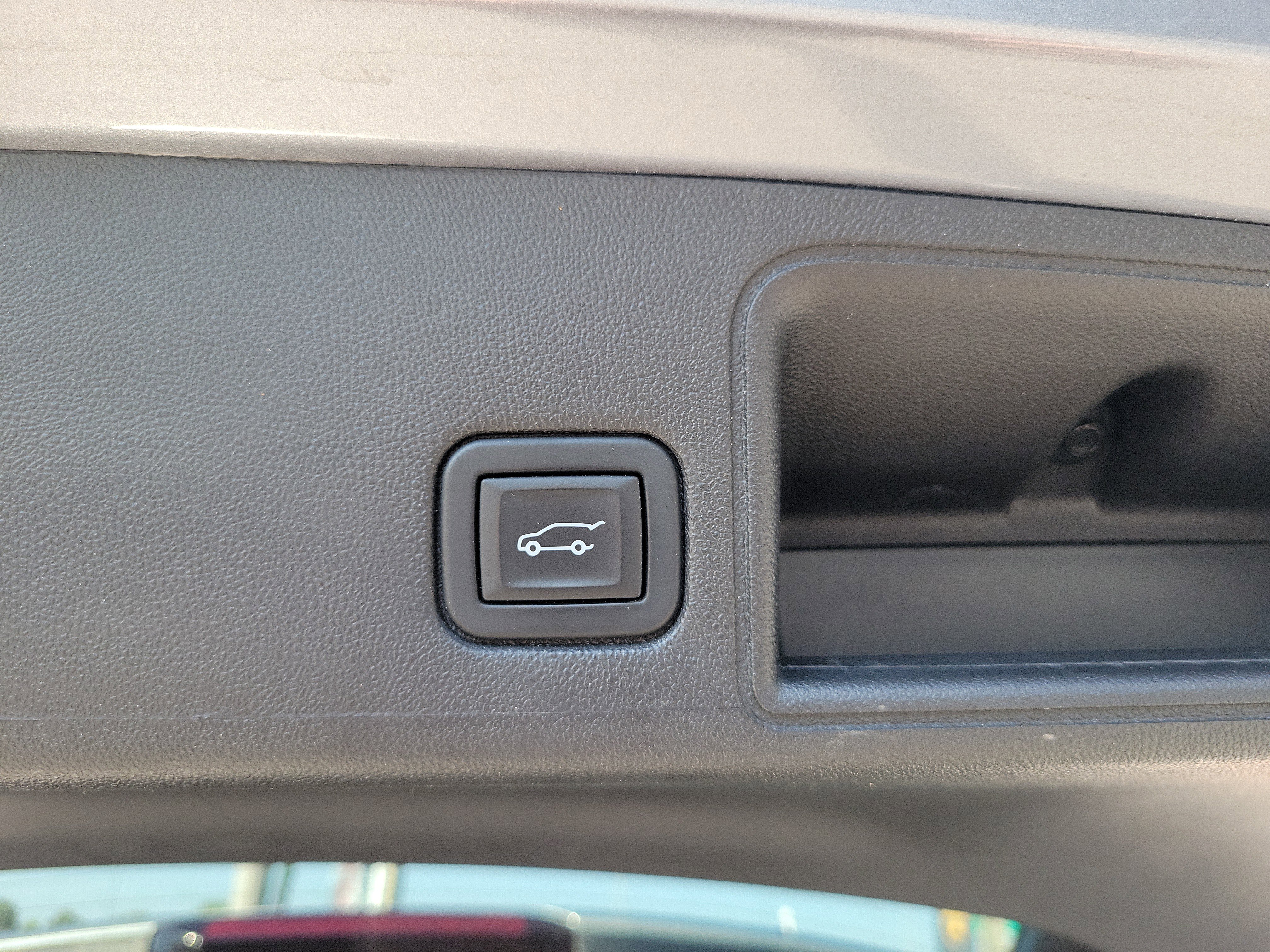 Used 2023 GMC Terrain SLT image 17