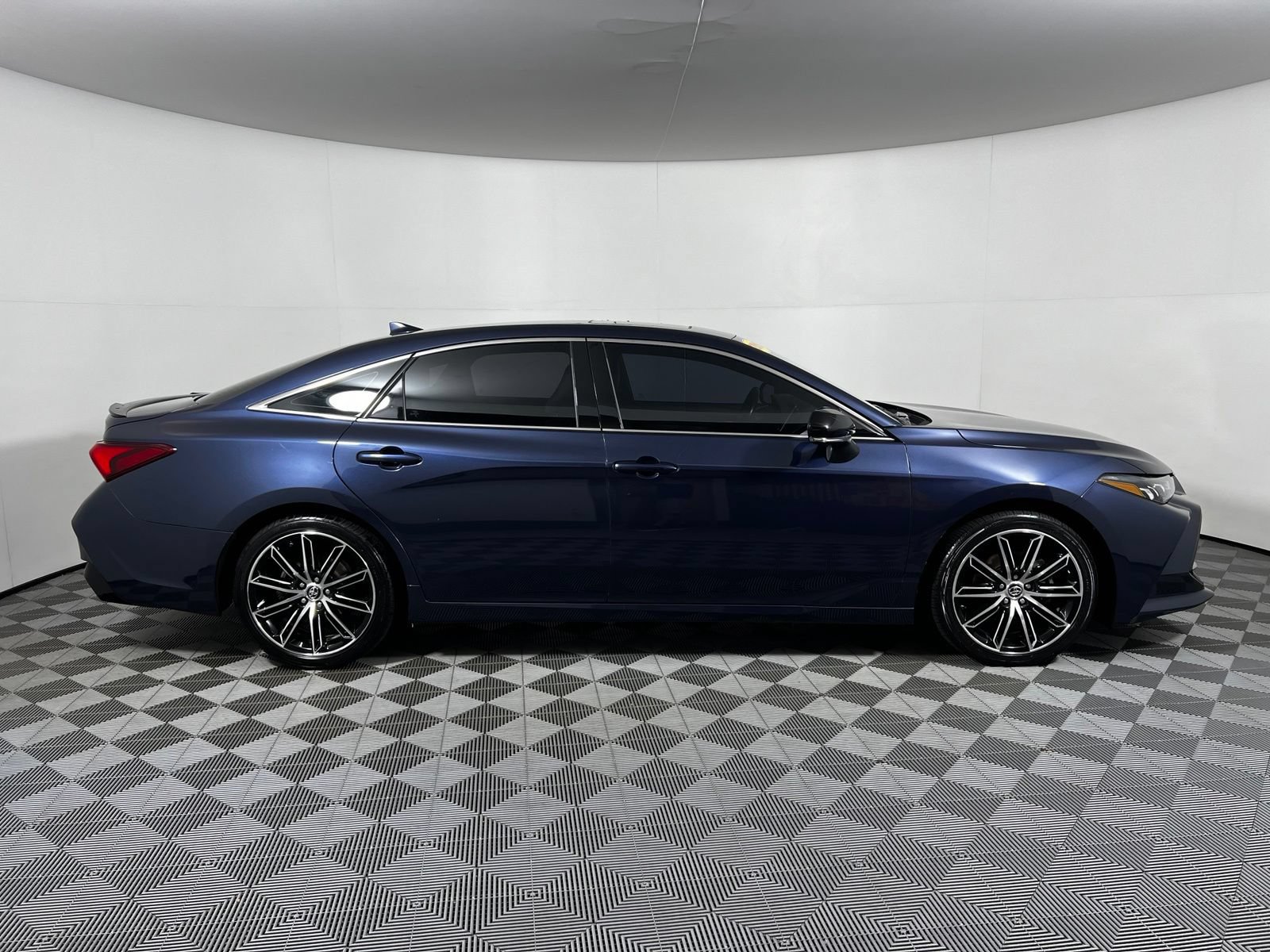 Used 2019 Toyota Avalon XSE FWD image 4