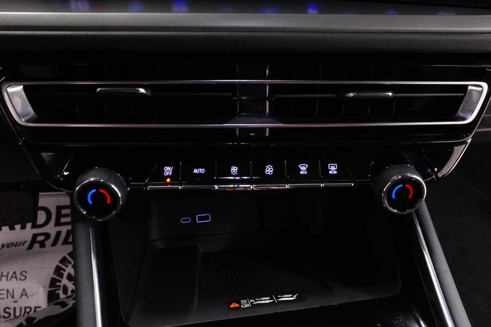 Used 2024 Chevrolet Traverse LT w/ Midnight/Sport Edition image 27