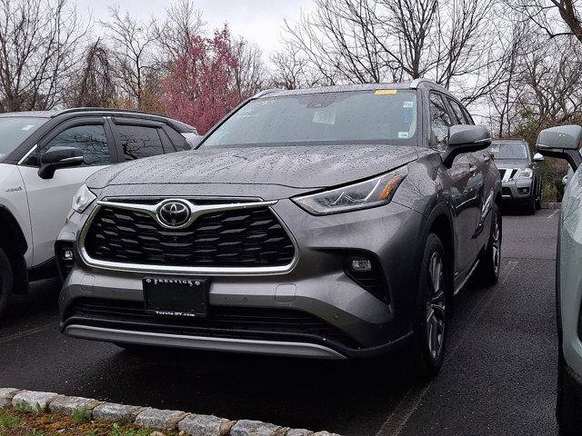 Certified 2025 Toyota Highlander Limited AWD/4WD image 3