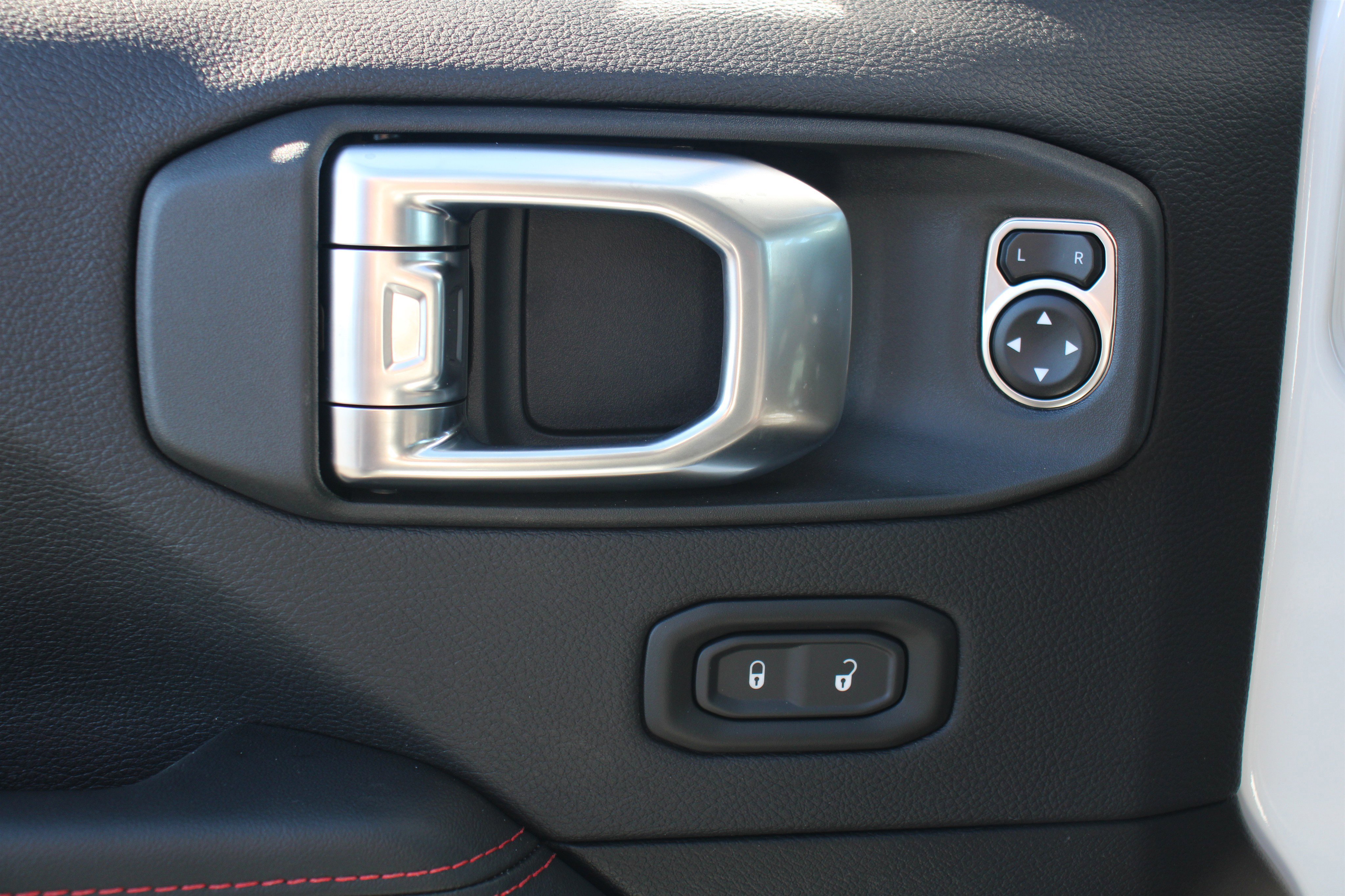 Used 2026 Jeep Gladiator Rubicon w/ Technology Group AWD/4WD image 7