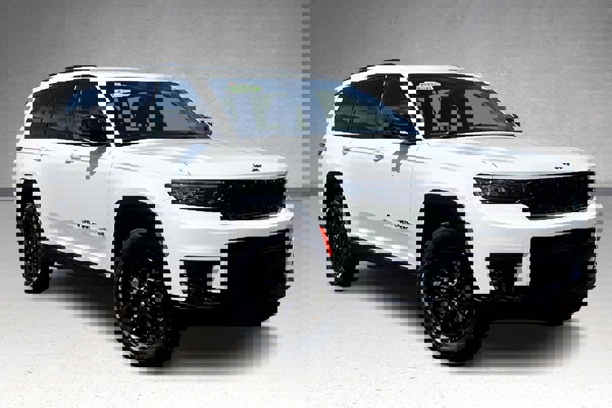 Used 2024 Jeep Grand Cherokee L Laredo image 2