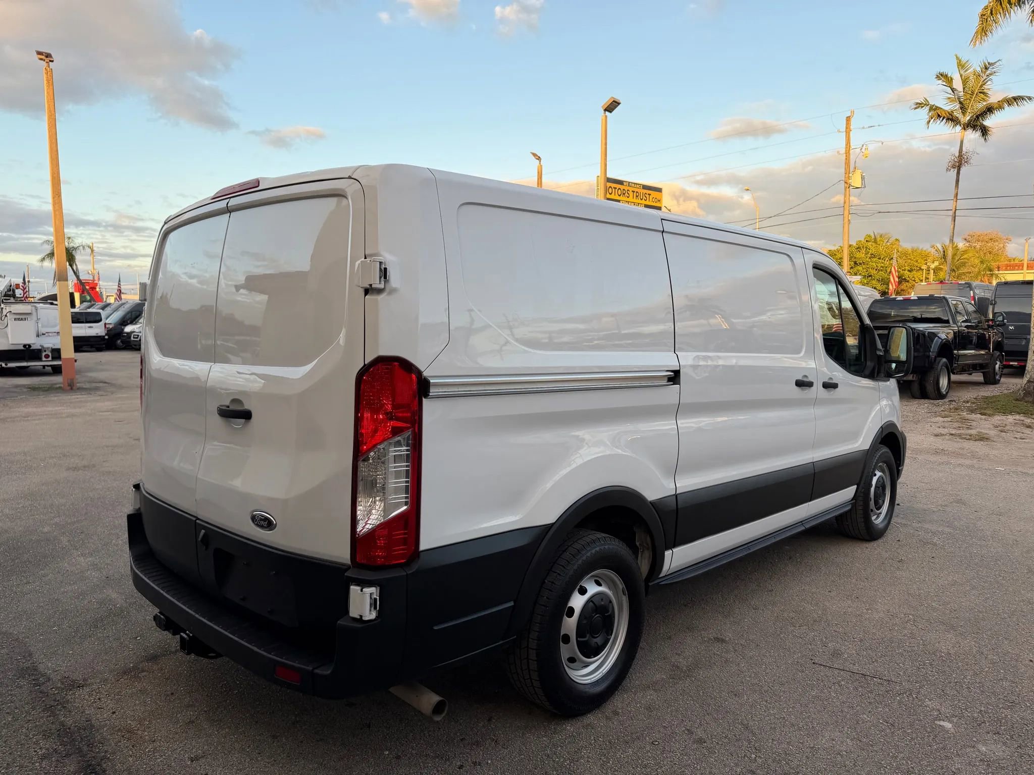 Used 2022 Ford Transit 150 Low Roof RWD image 7