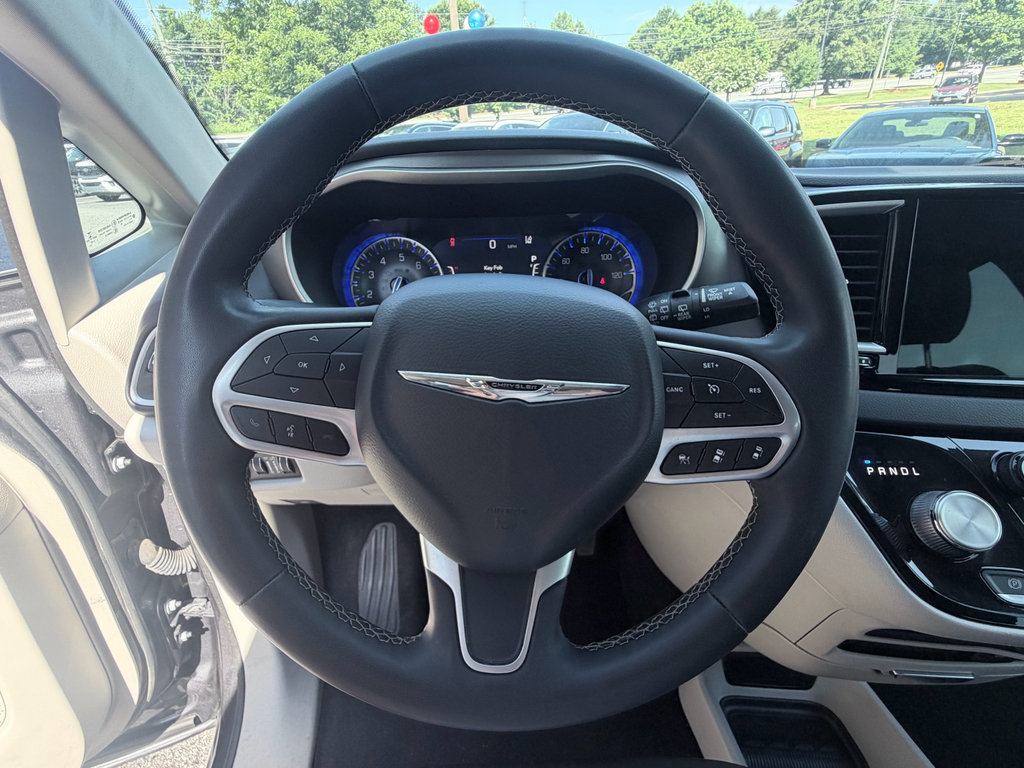 Used 2022 Chrysler Pacifica Touring-L FWD image 14
