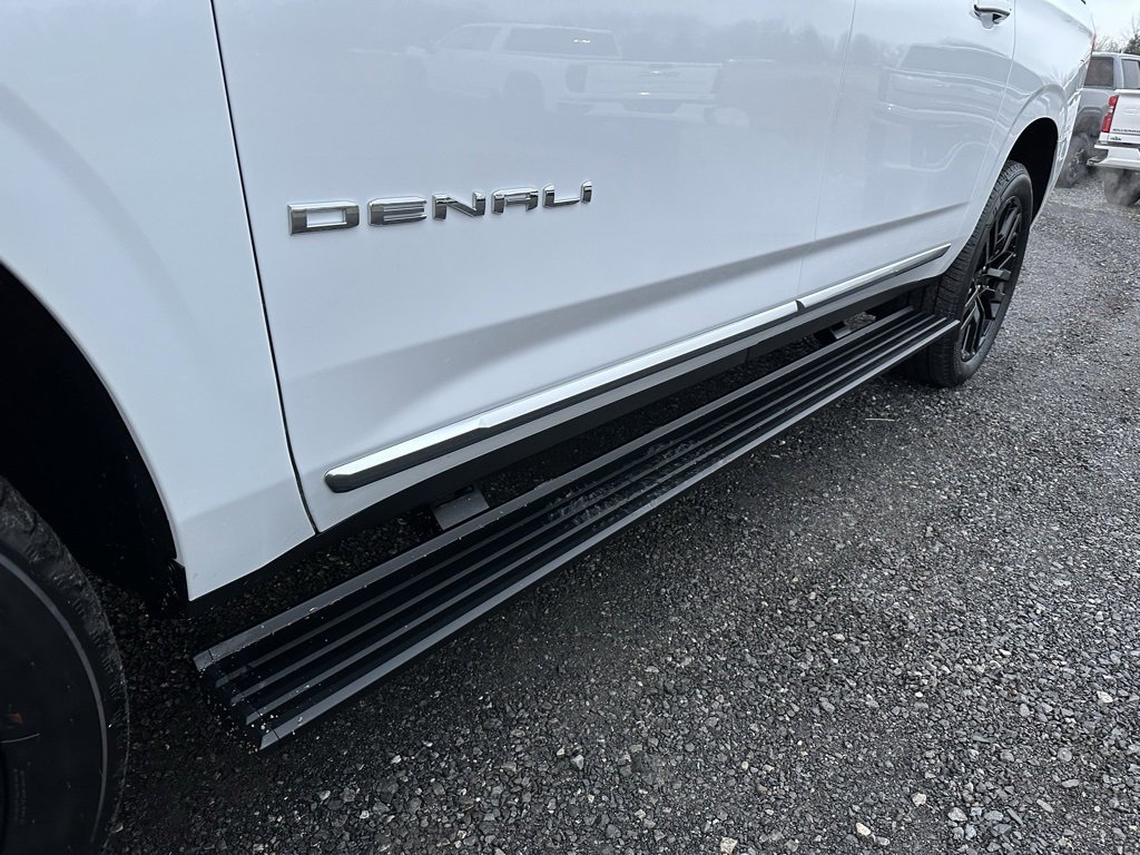 Used 2025 GMC Yukon XL Denali w/ Sun & Power Step Package image 13