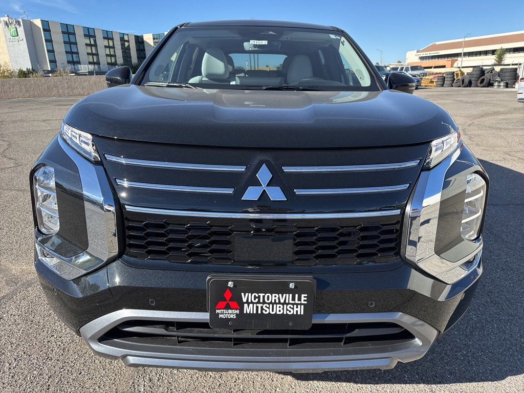 New 2025 Mitsubishi Outlander SE image 2