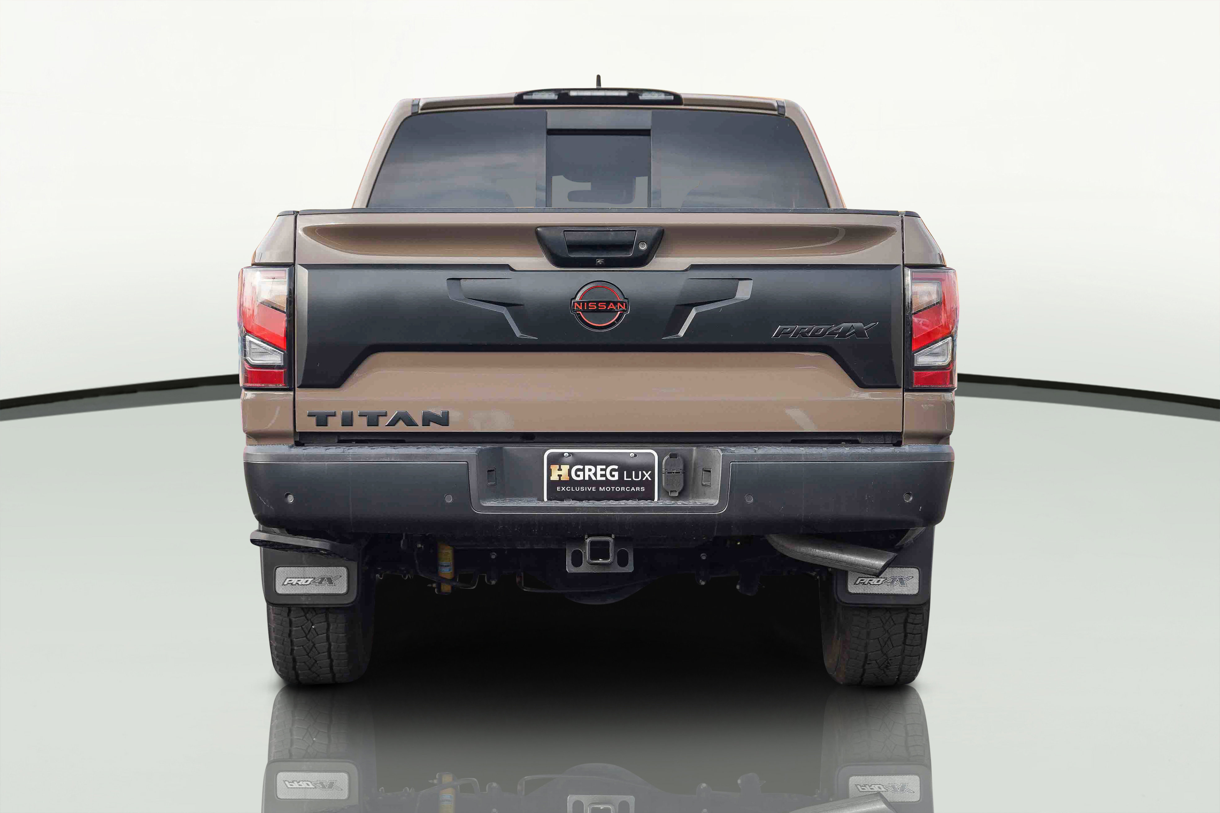 Used 2024 Nissan Titan PRO-4X w/ Pro-4x Utility Package image 11