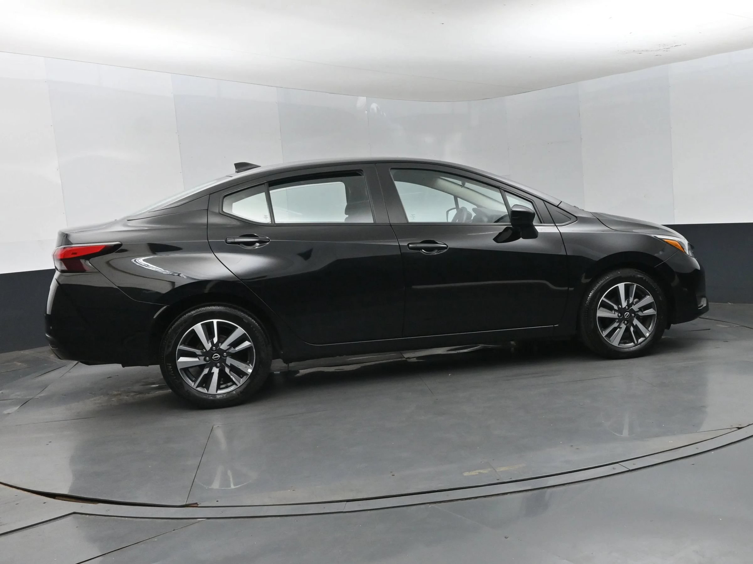 Used 2025 Nissan Versa SV FWD image 4