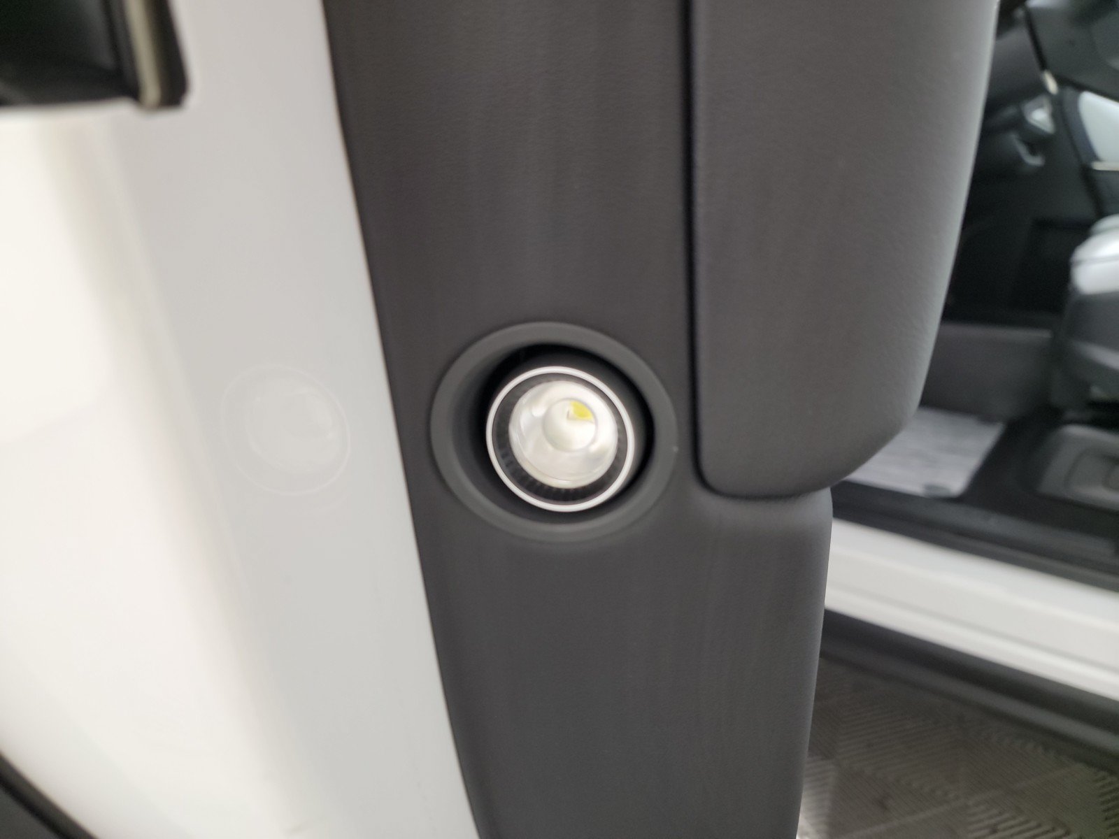 Used 2025 Rivian R1S Adventure AWD/4WD image 32