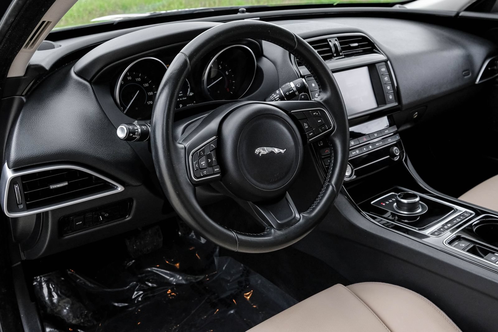 Used 2017 Jaguar XE RWD image 3