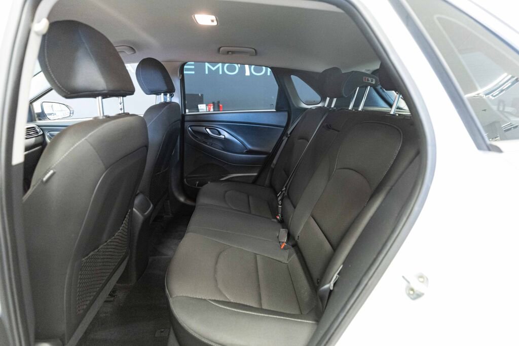 Used 2018 Hyundai Elantra GT FWD image 12