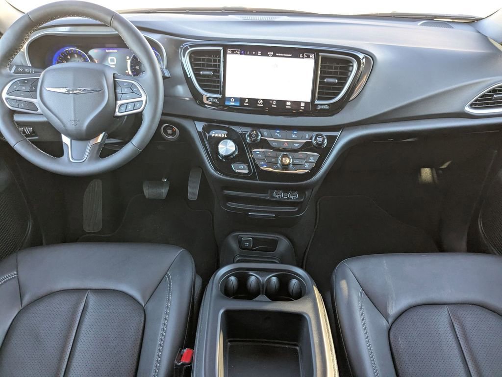 Used 2025 Chrysler Pacifica Select image 26