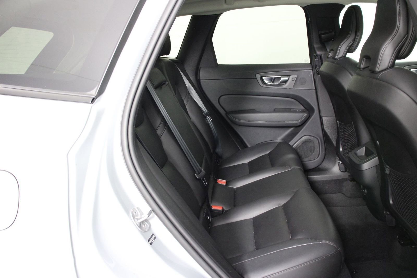Certified 2025 Volvo XC60 B5 Core AWD/4WD image 30
