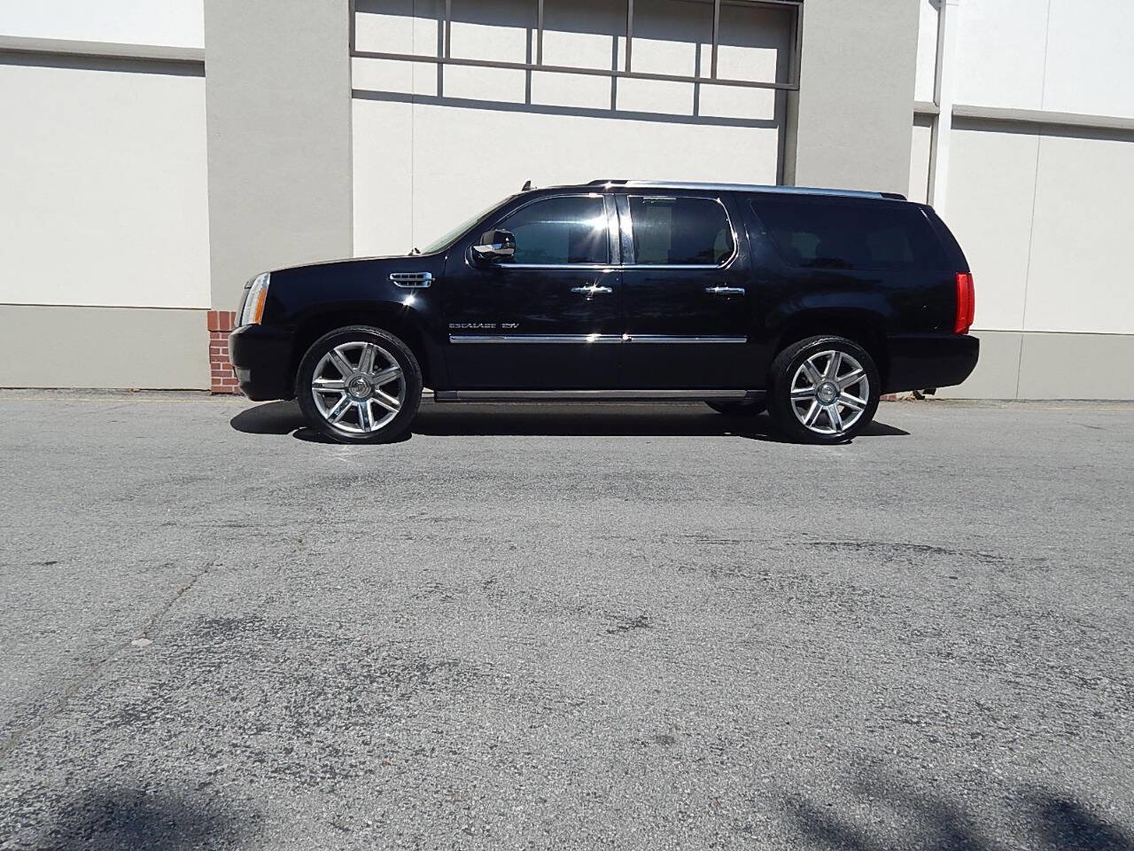 Used 2011 Cadillac Escalade ESV Premium image 7