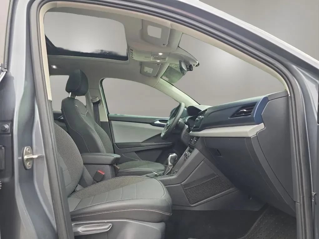 Used 2023 Volkswagen Taos SE w/ Panoramic Sunroof Package FWD image 47