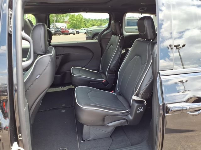 New 2027 Chrysler Pacifica Limited FWD image 8
