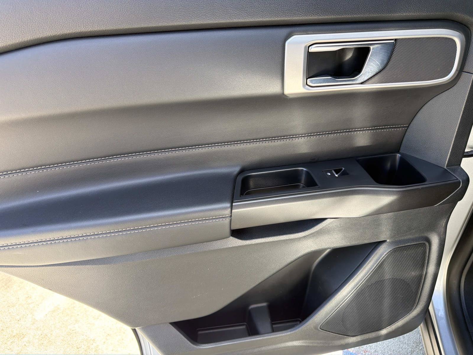 Used 2020 Ford Explorer XLT w/ Equipment Group 202A RWD image 9