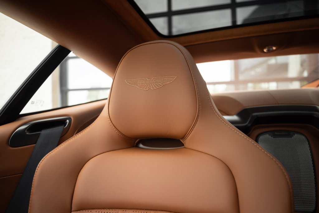 Used 2025 Aston Martin Vanquish RWD image 33