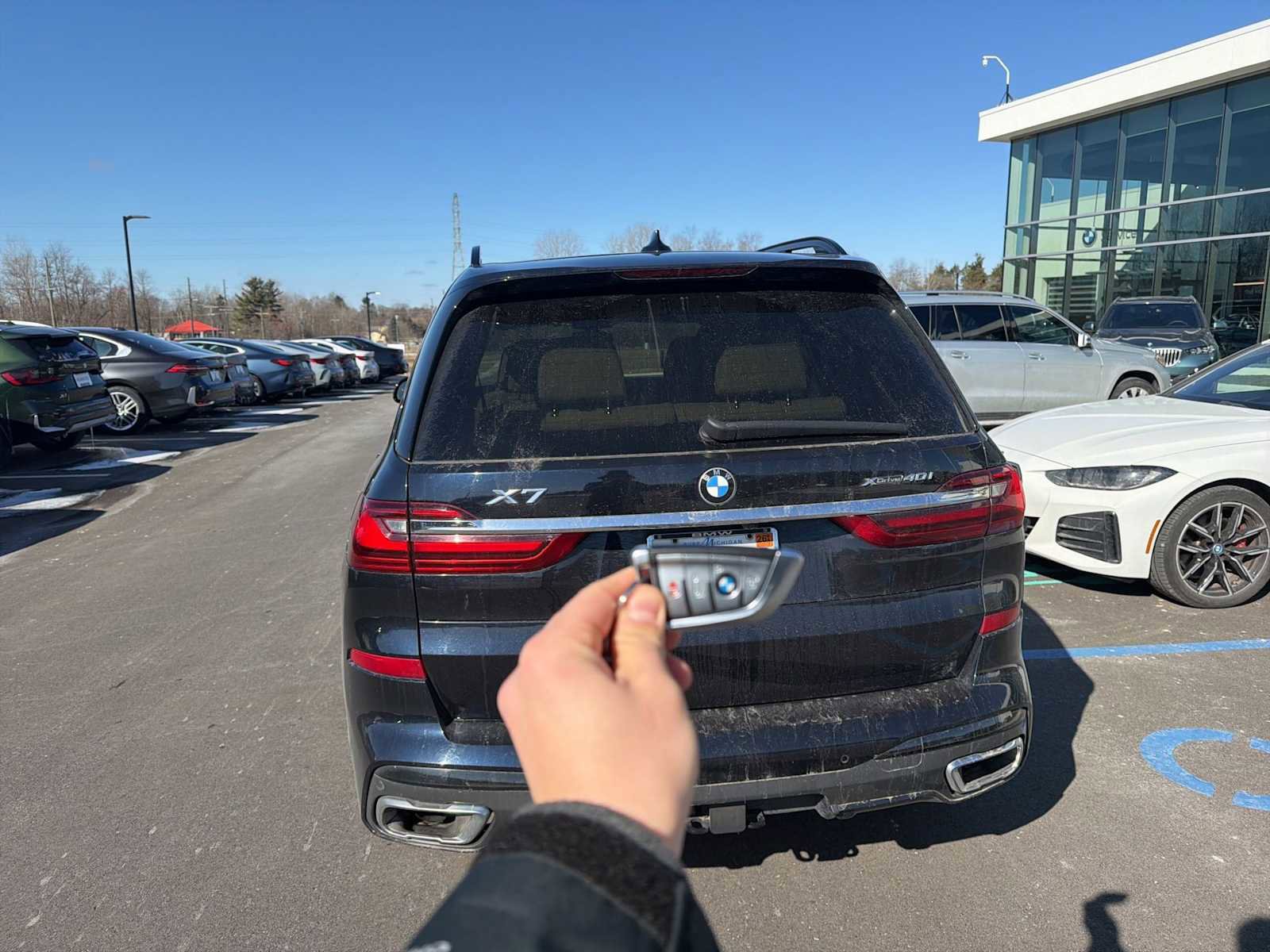 Used 2021 BMW X7 xDrive40i w/ M Sport Package AWD/4WD image 6