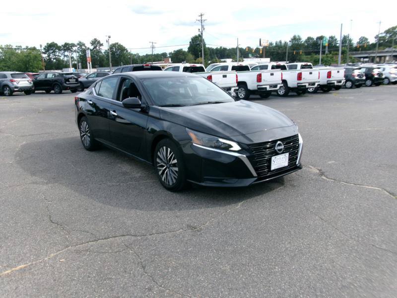 Used 2025 Nissan Altima 2.5 SV FWD image 4