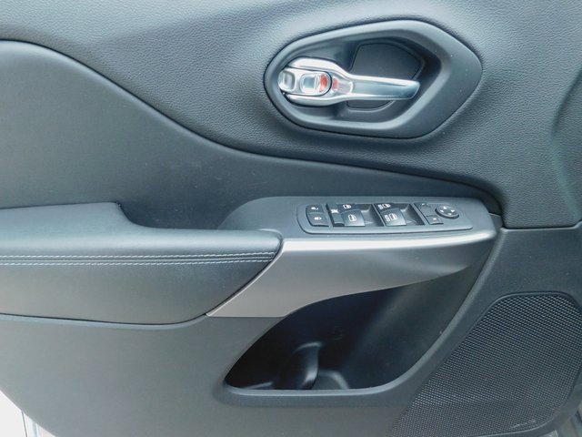 Used 2019 Jeep Cherokee Latitude Plus w/ Cold Weather Group image 8