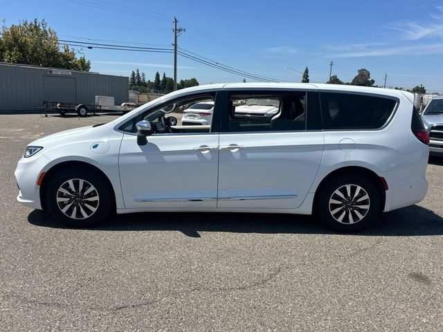 Used 2023 Chrysler Pacifica Limited w/ Uconnect Theater Family Group FWD image 10