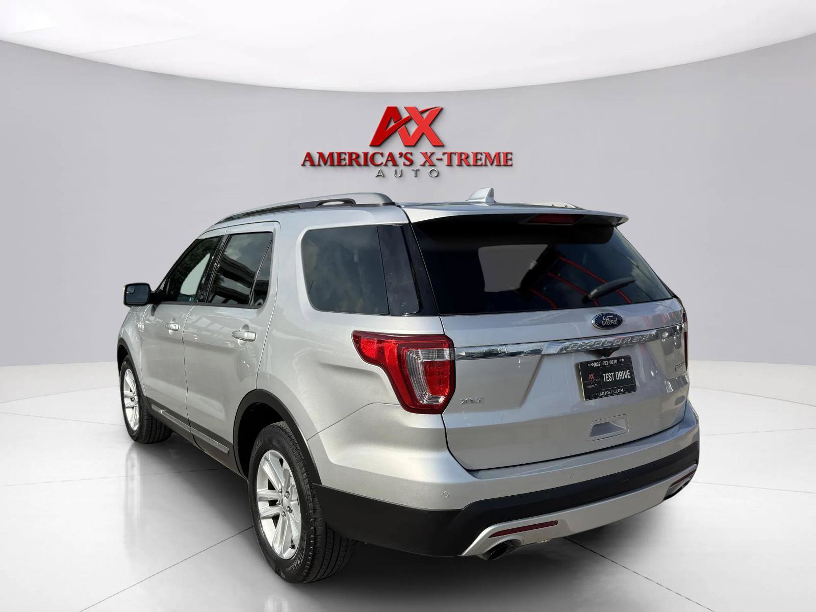 Used 2017 Ford Explorer XLT FWD image 4
