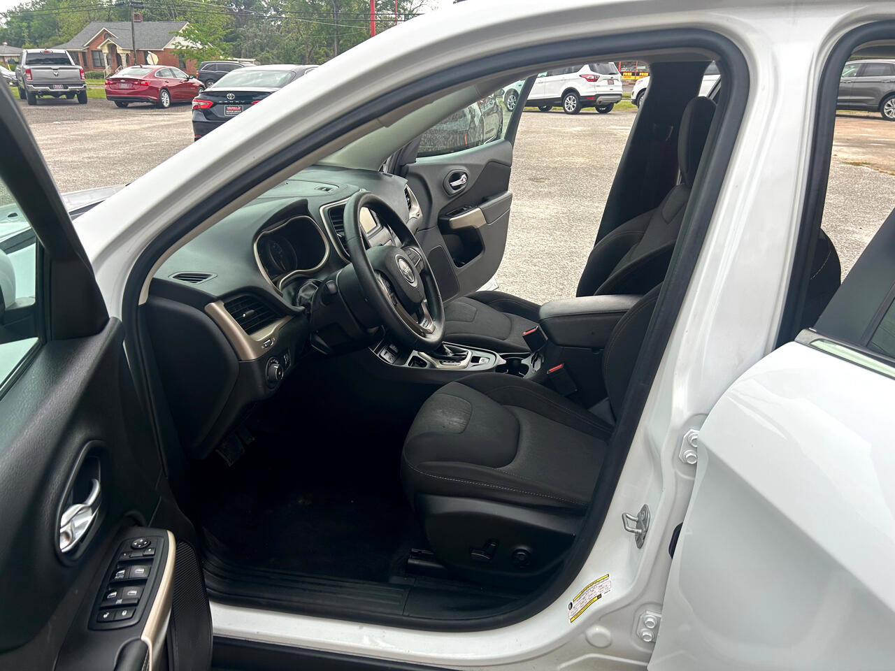 Used 2018 Jeep Cherokee Latitude w/ Mobile Office Group image 9