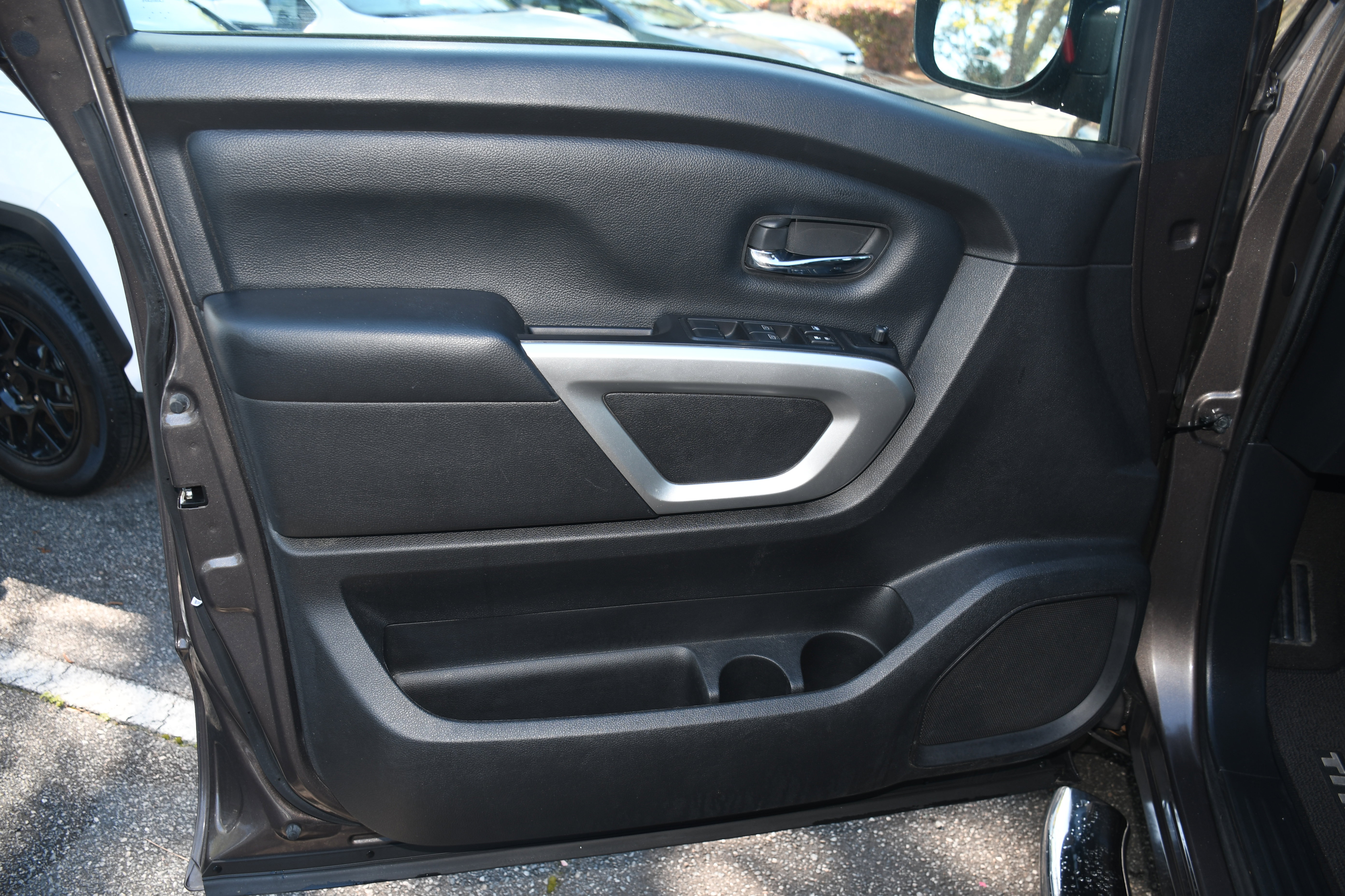 Used 2019 Nissan Titan SV image 9