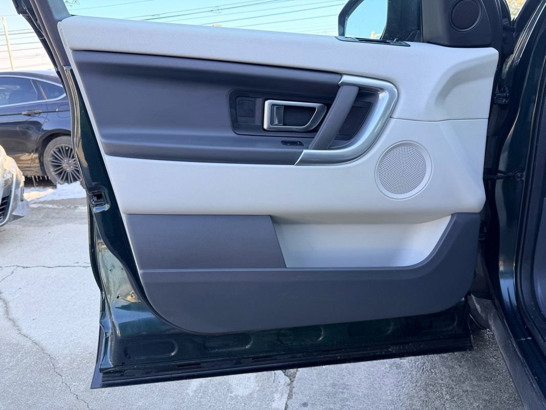 Used 2017 Land Rover Discovery Sport SE image 22