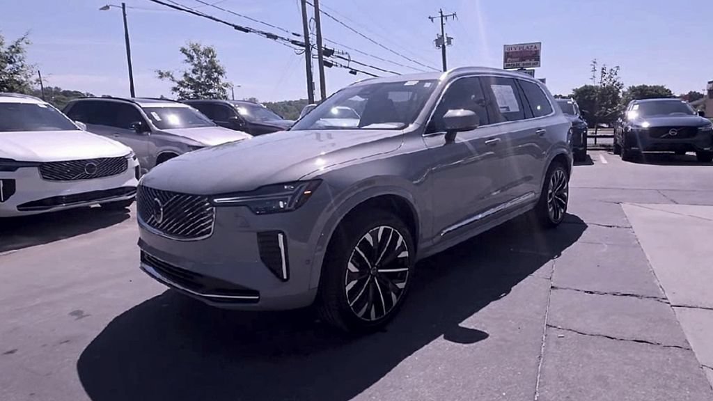 Certified 2025 Volvo XC90 B5 Plus AWD/4WD image 4