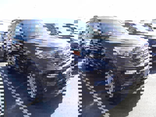 Used 2024 Ford Explorer XLT w/ Equipment Group 202A image 3