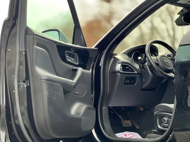 Used 2020 Jaguar F-PACE Premium image 9