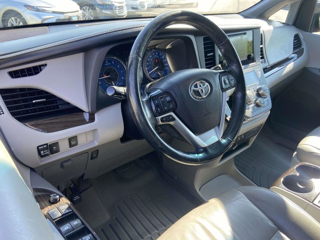 Used 2016 Toyota Sienna XLE FWD image 13
