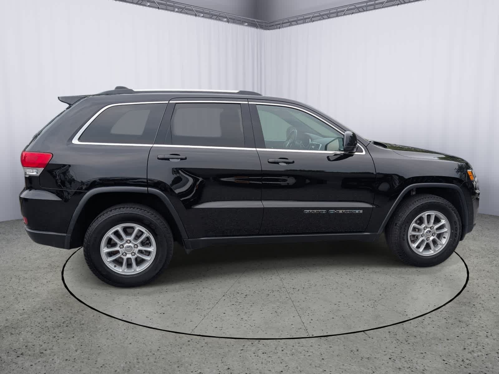 Used 2018 Jeep Grand Cherokee Laredo AWD/4WD image 2