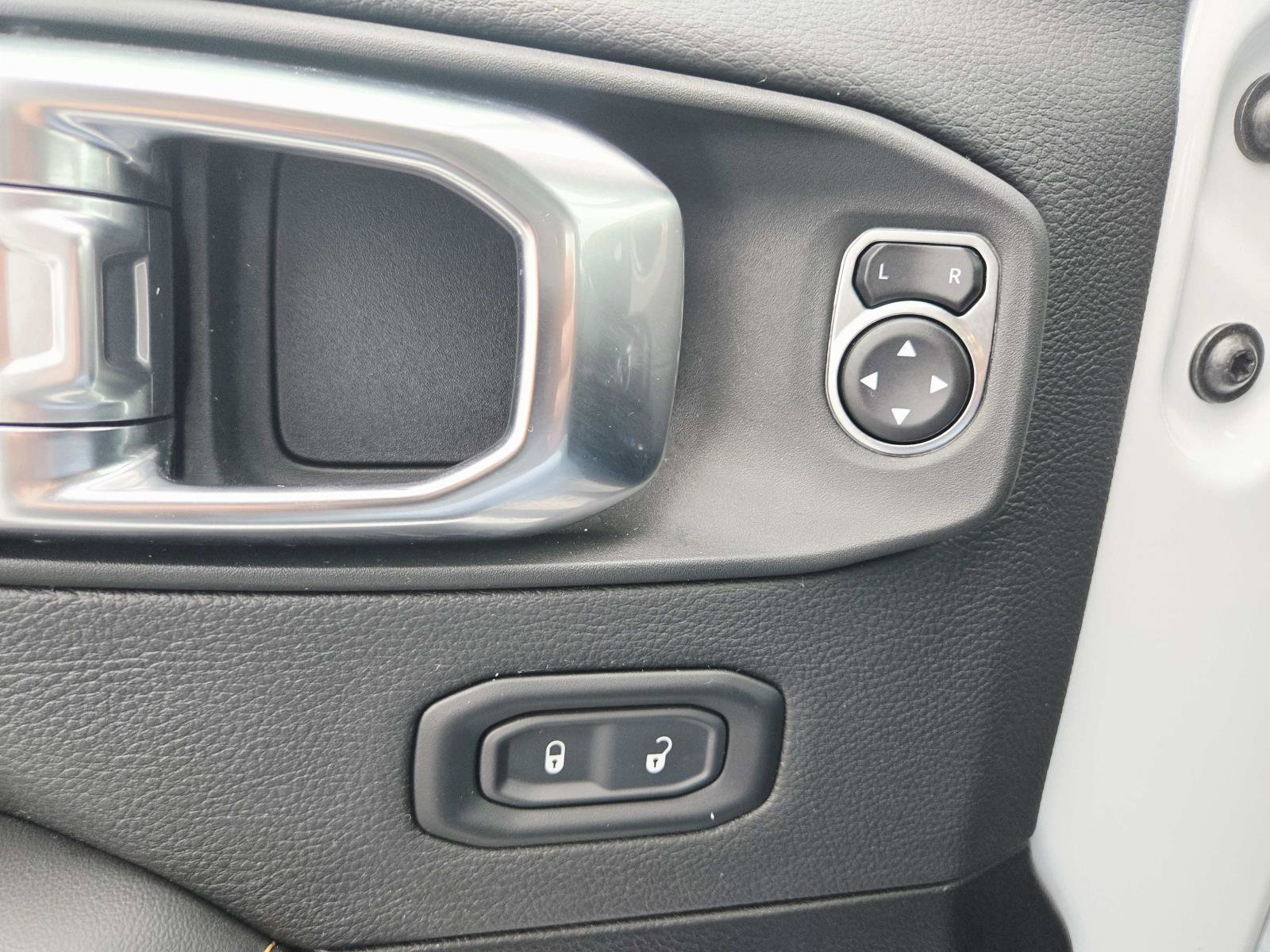 Used 2025 Jeep Wrangler Sahara AWD/4WD image 39