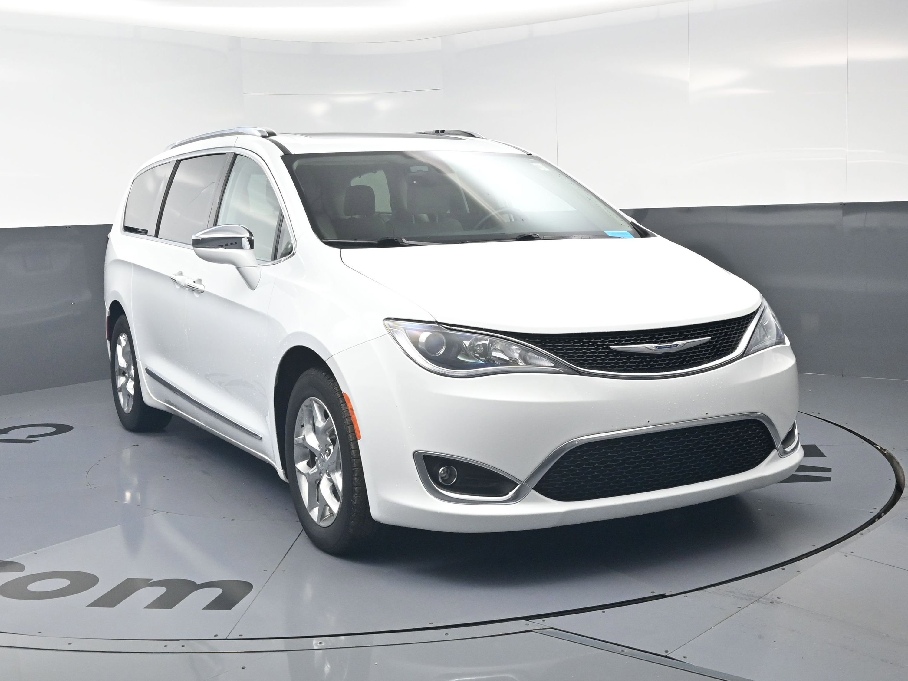 Used 2017 Chrysler Pacifica Limited w/ UConnect Theater Package image 3
