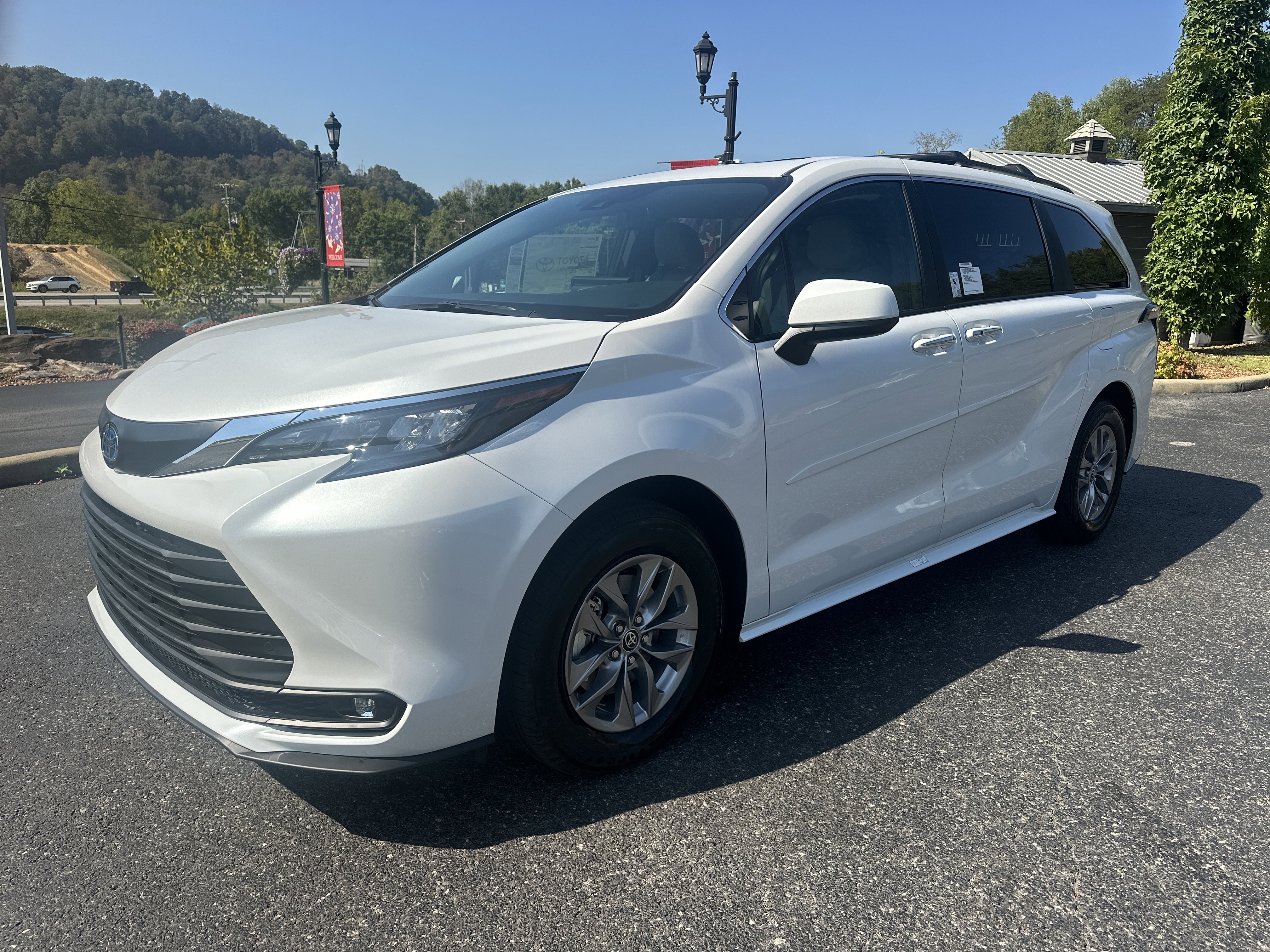 New 2025 Toyota Sienna XLE image 3