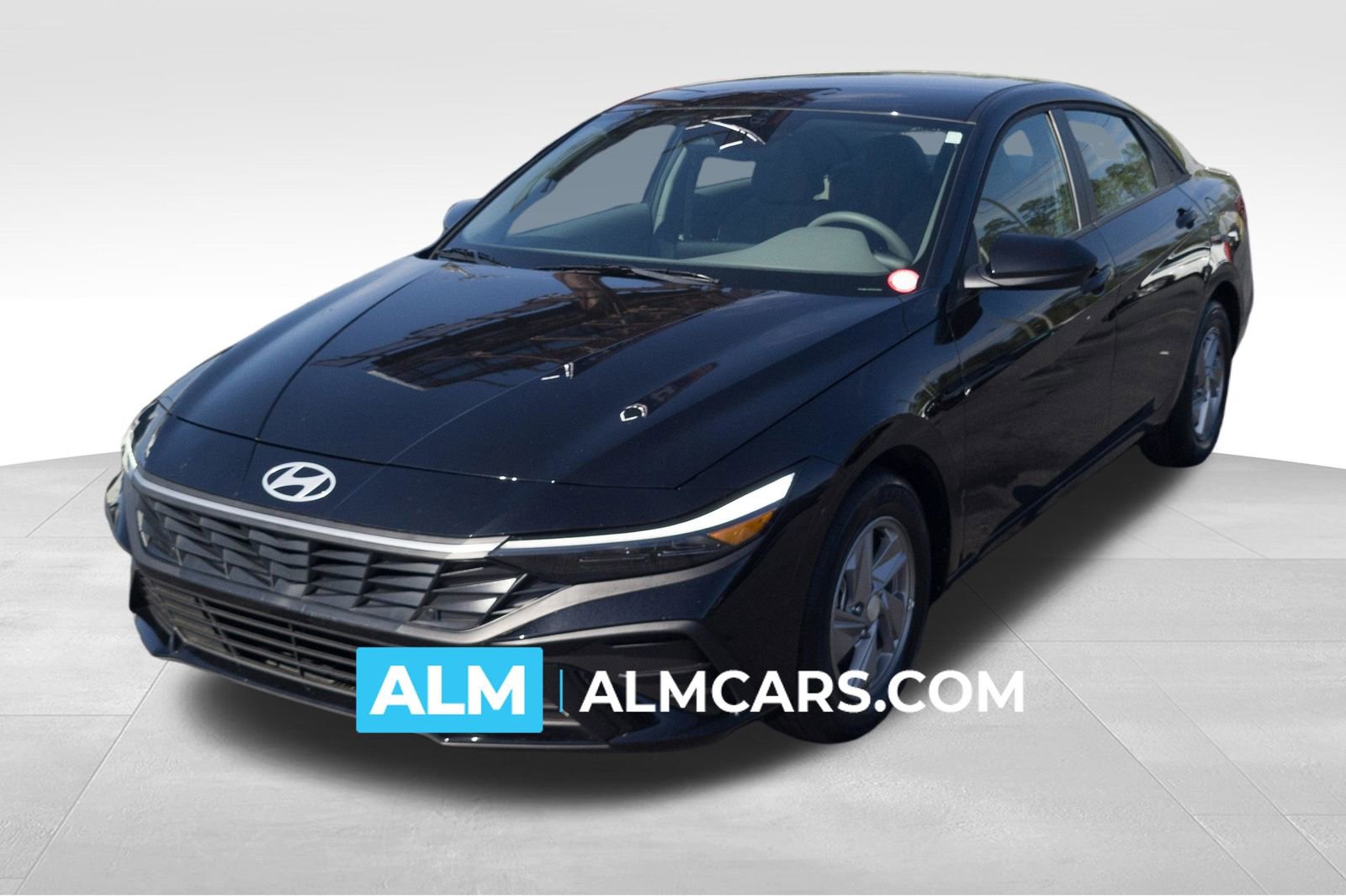 Used 2025 Hyundai Elantra SE image 1